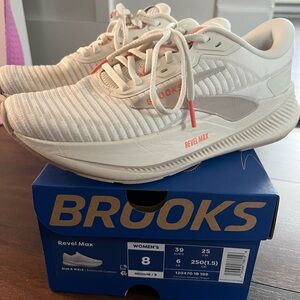 Brooks Revel Max Sneakers in White